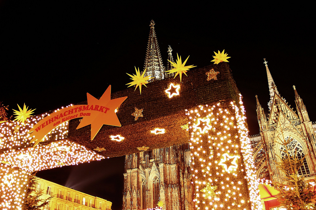 xmas_market_cologne_church